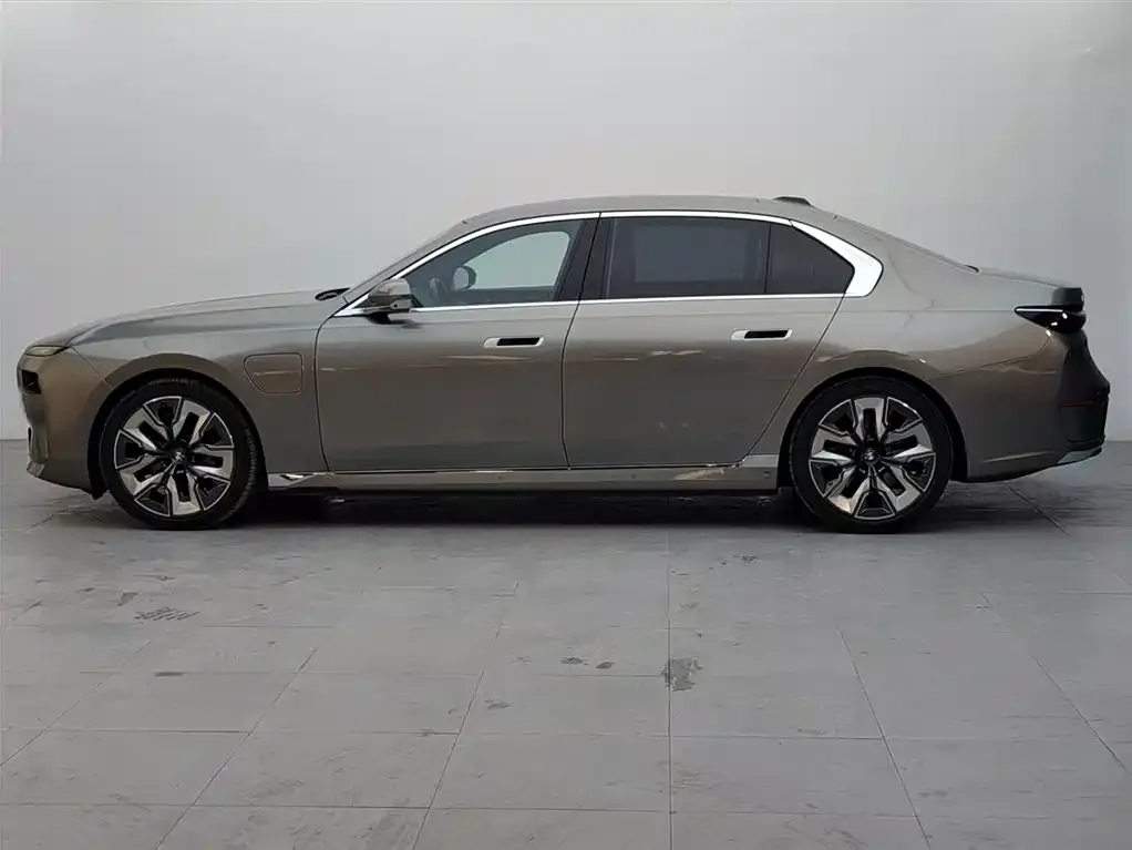 BMW i7 — фото 2