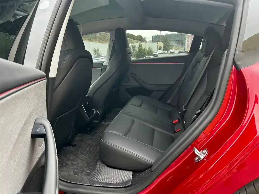 Tesla Model 3 — фото 3