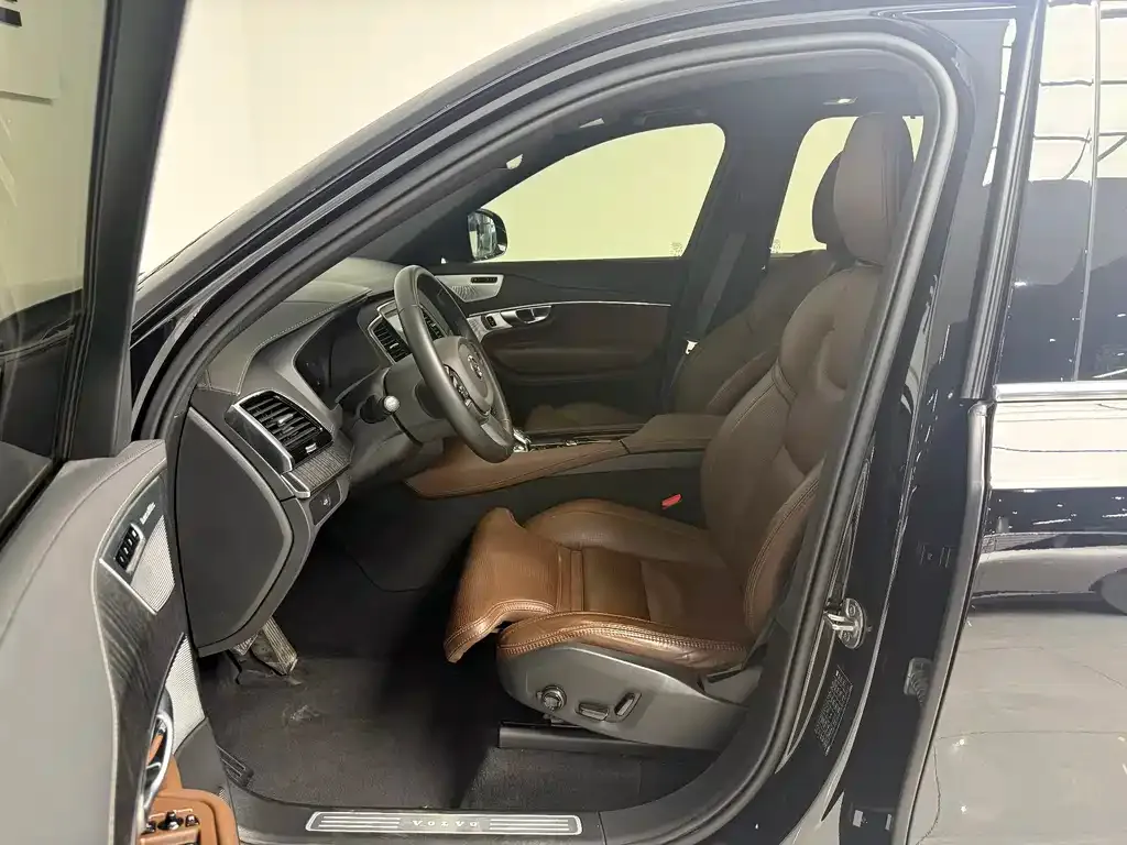 Volvo XC90 — фото 10