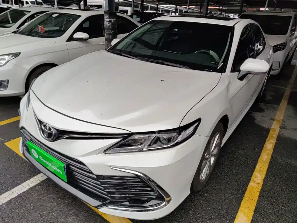 Toyota Camry — фото 1