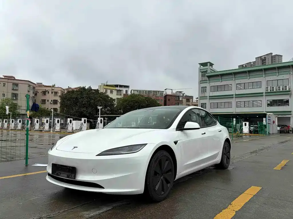 Tesla Model 3 — фото 1