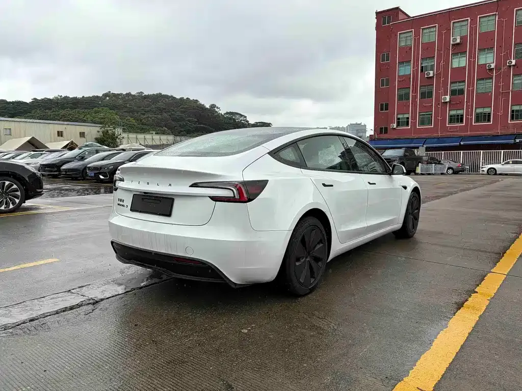 Tesla Model 3 — фото 2