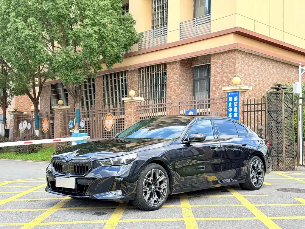BMW 5 Series — фото 1