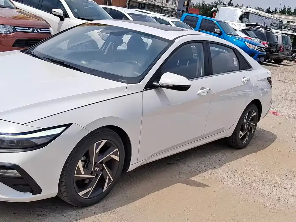 Hyundai Elantra — фото 1