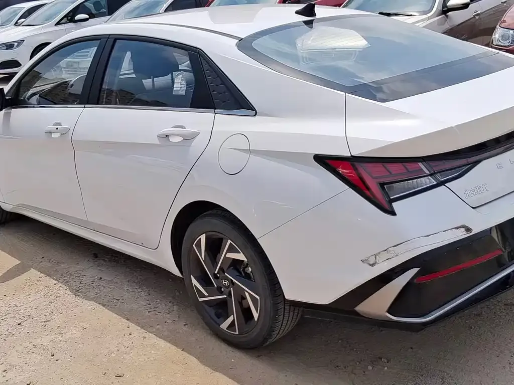 Hyundai Elantra — фото 3