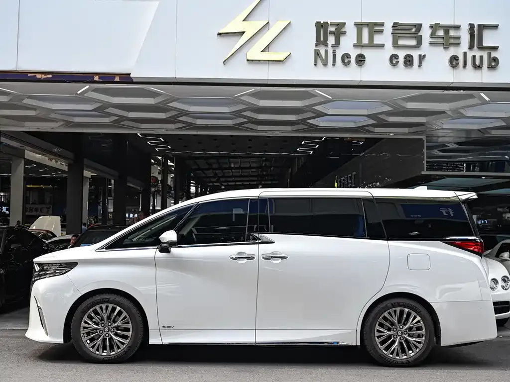 Toyota Alphard — фото 9