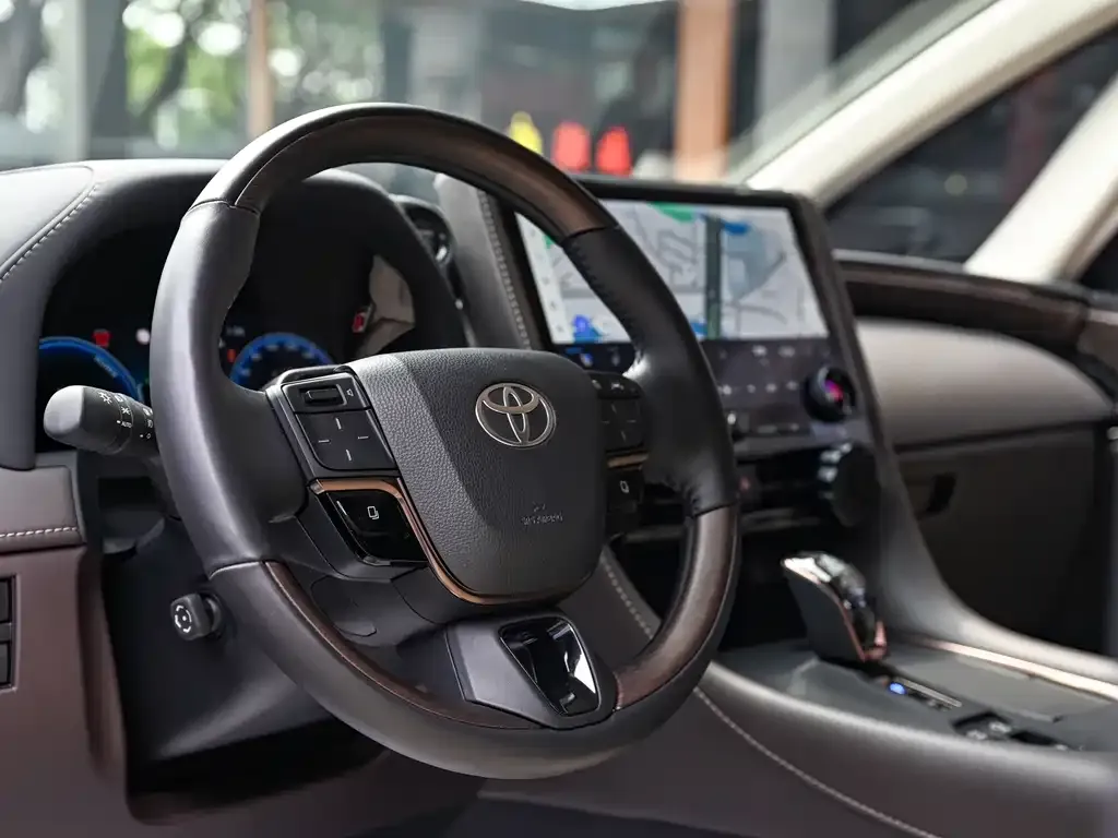 Toyota Alphard — фото 2