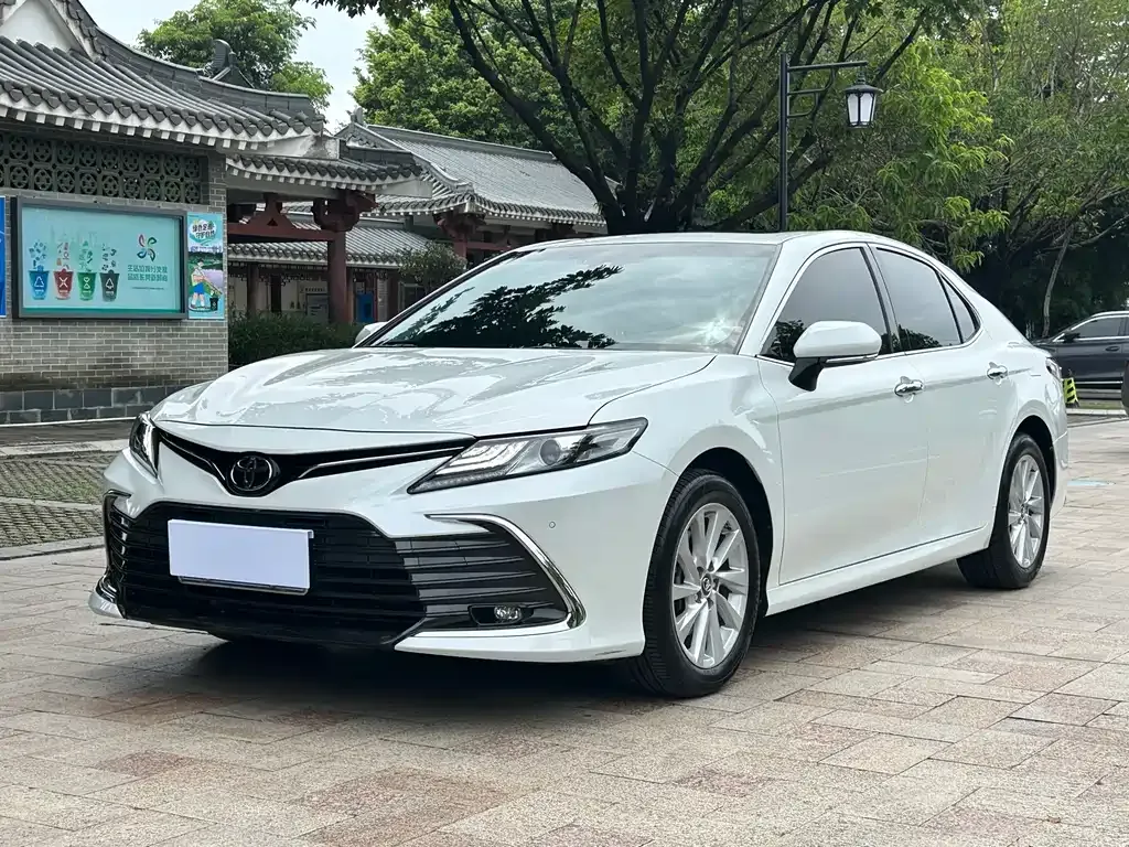 Toyota Camry — фото 1