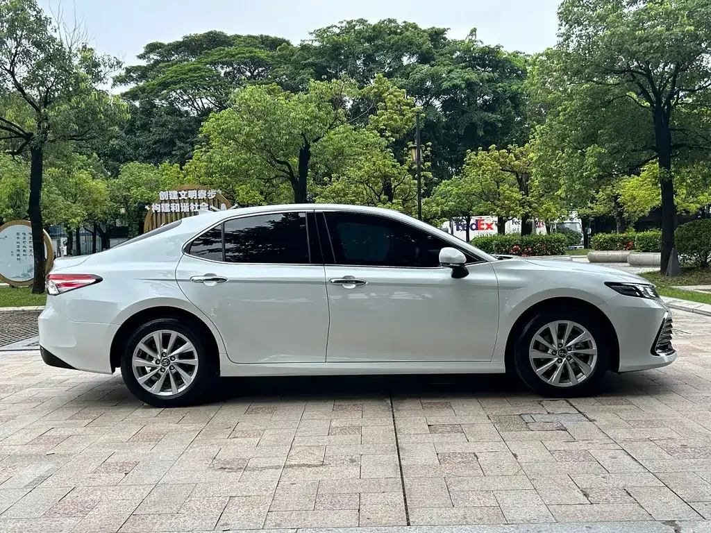 Toyota Camry — фото 9
