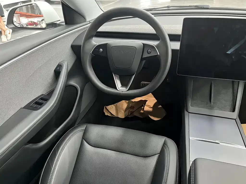 Tesla Model 3 — фото 10