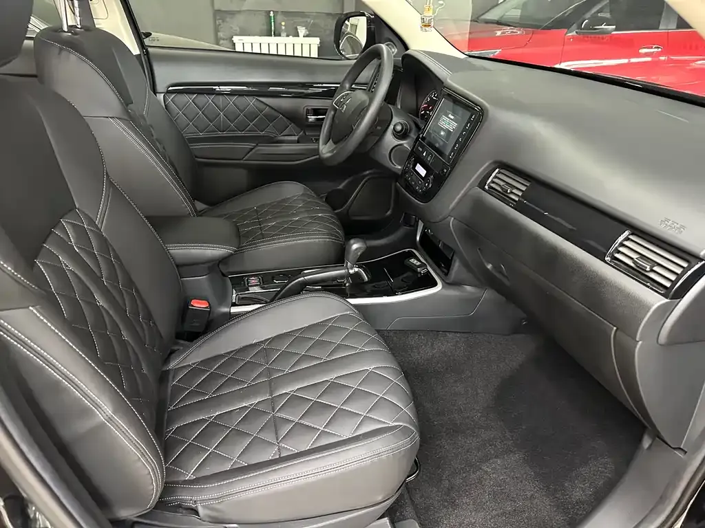 Mitsubishi Outlander — фото 4