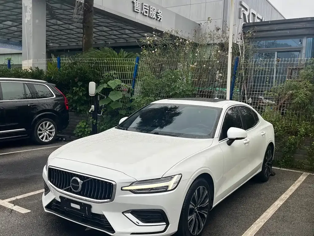 Volvo S60 — фото 1