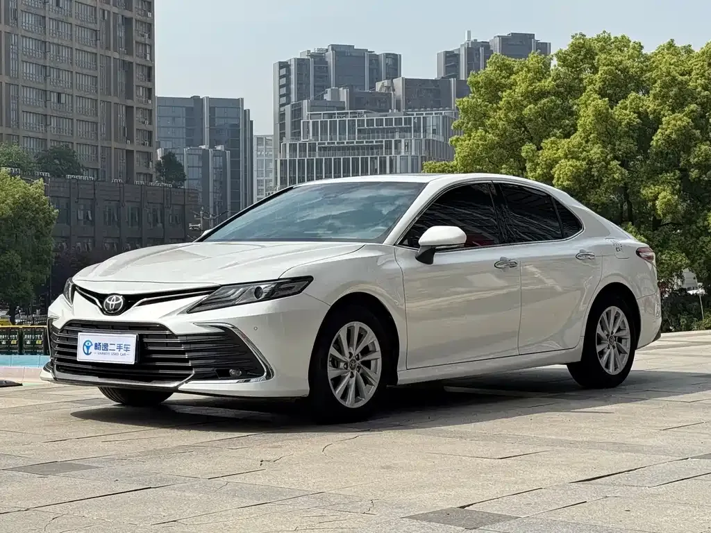 Toyota Camry — фото 1