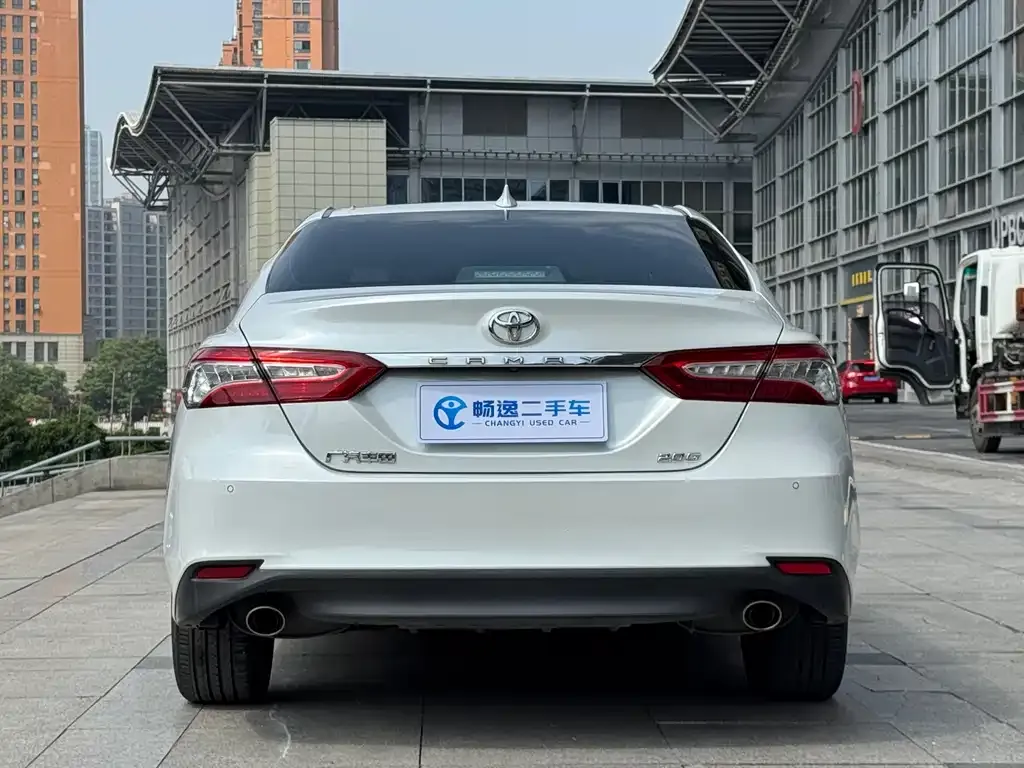 Toyota Camry — фото 2