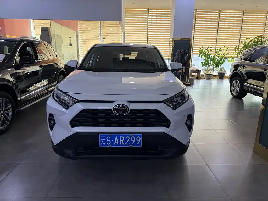 Toyota RAV4 — фото 1