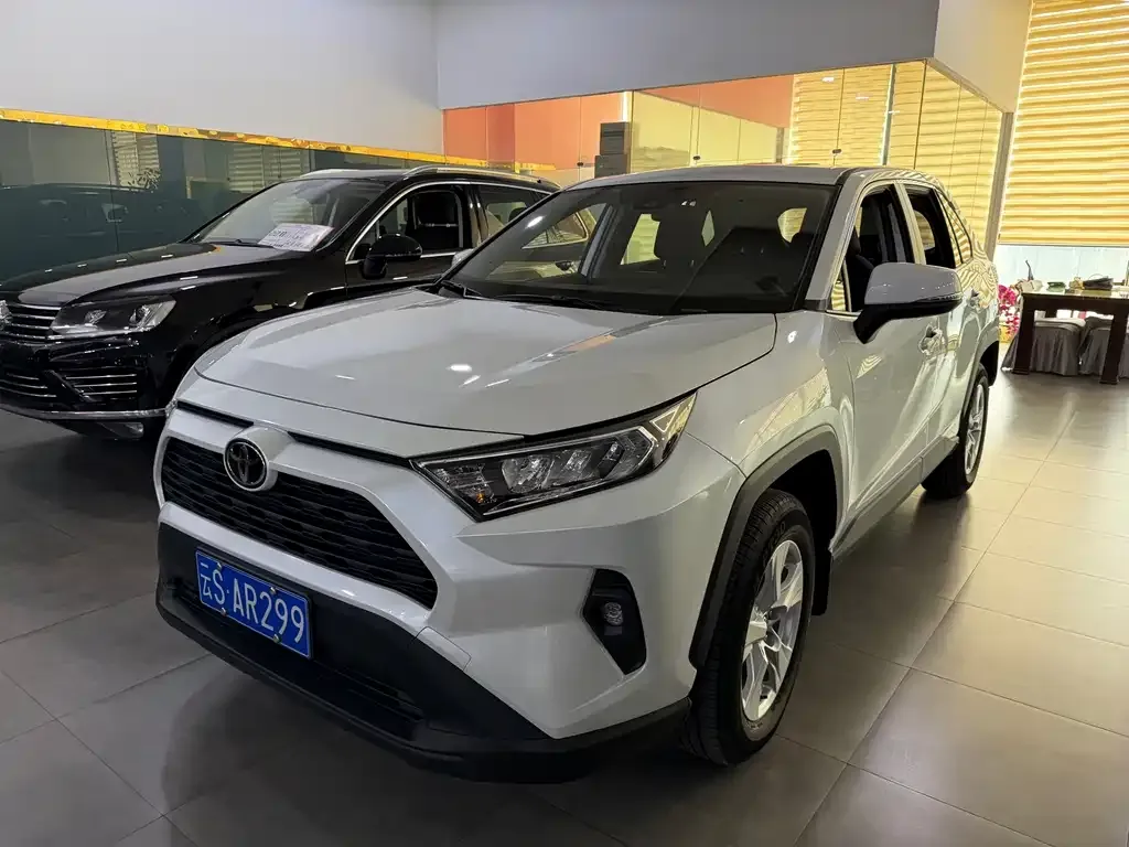 Toyota RAV4 — фото 7