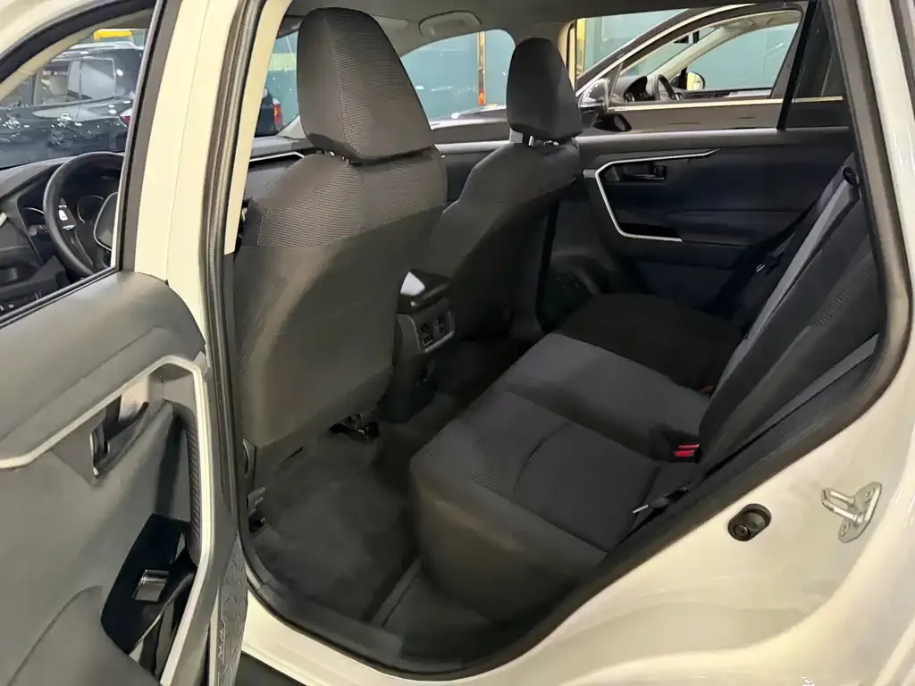 Toyota RAV4 — фото 2