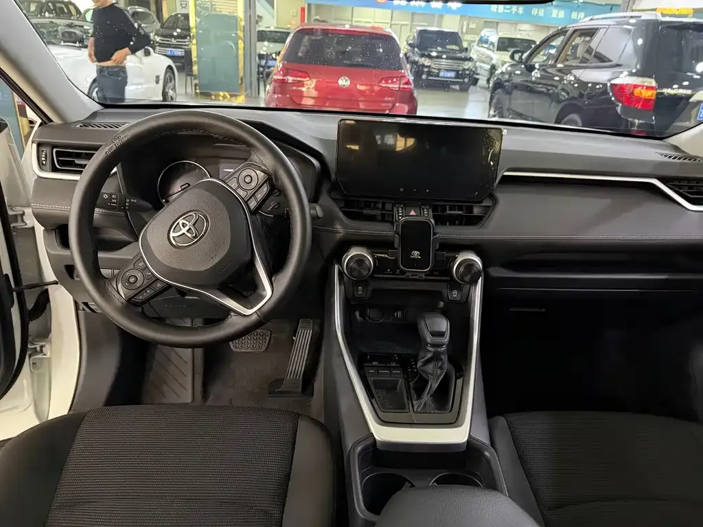 Toyota RAV4 — фото 3