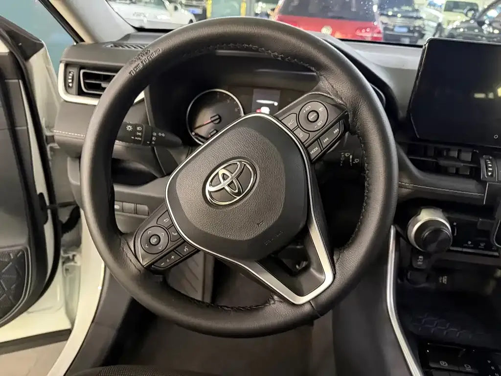 Toyota RAV4 — фото 4