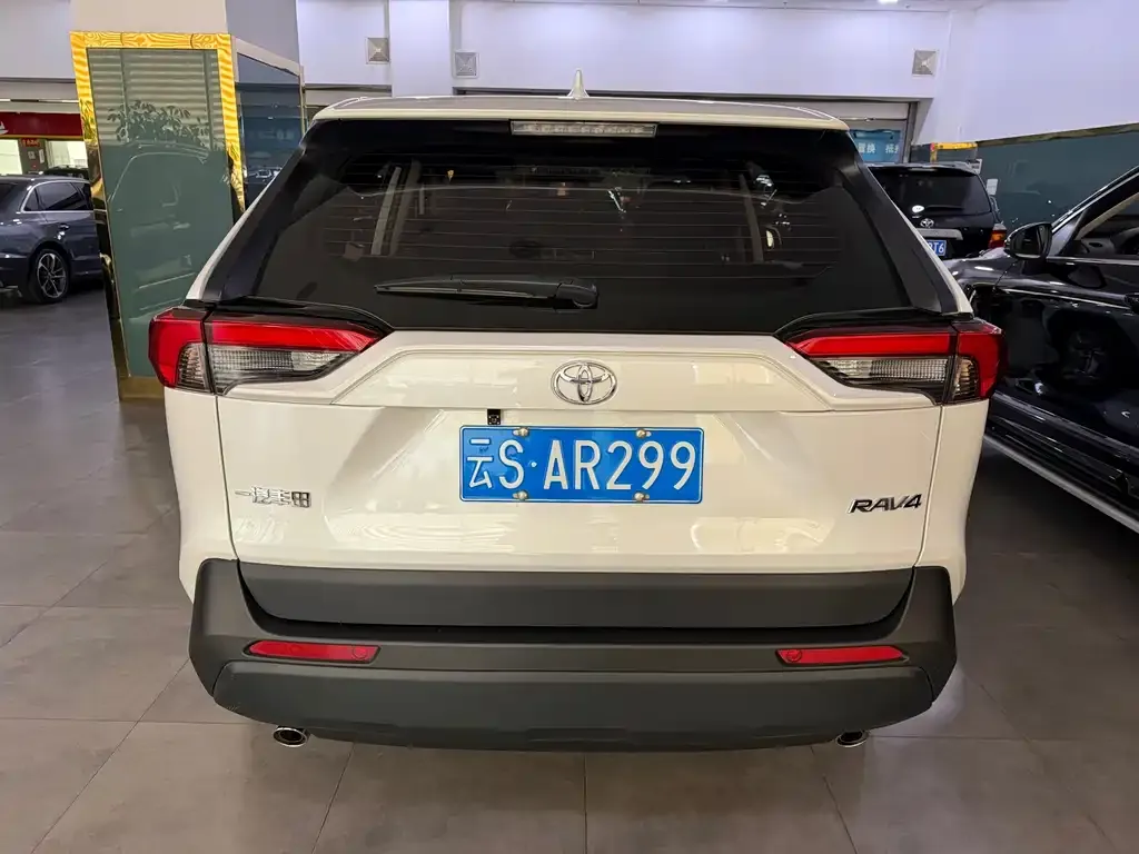 Toyota RAV4 — фото 8