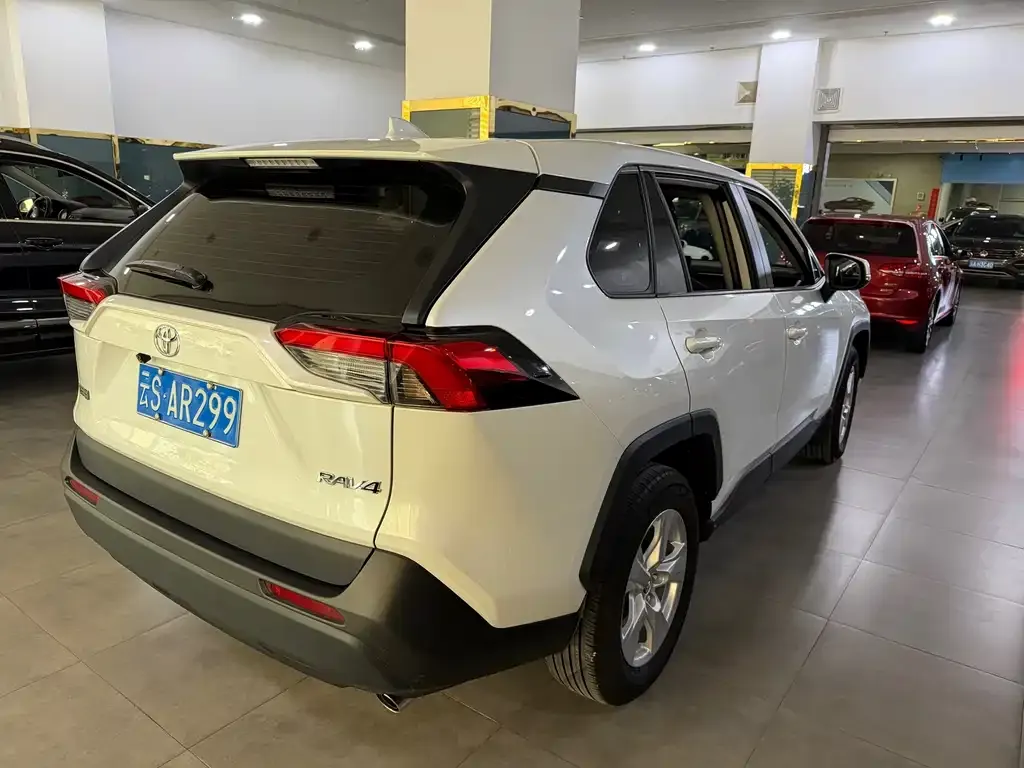 Toyota RAV4 — фото 6