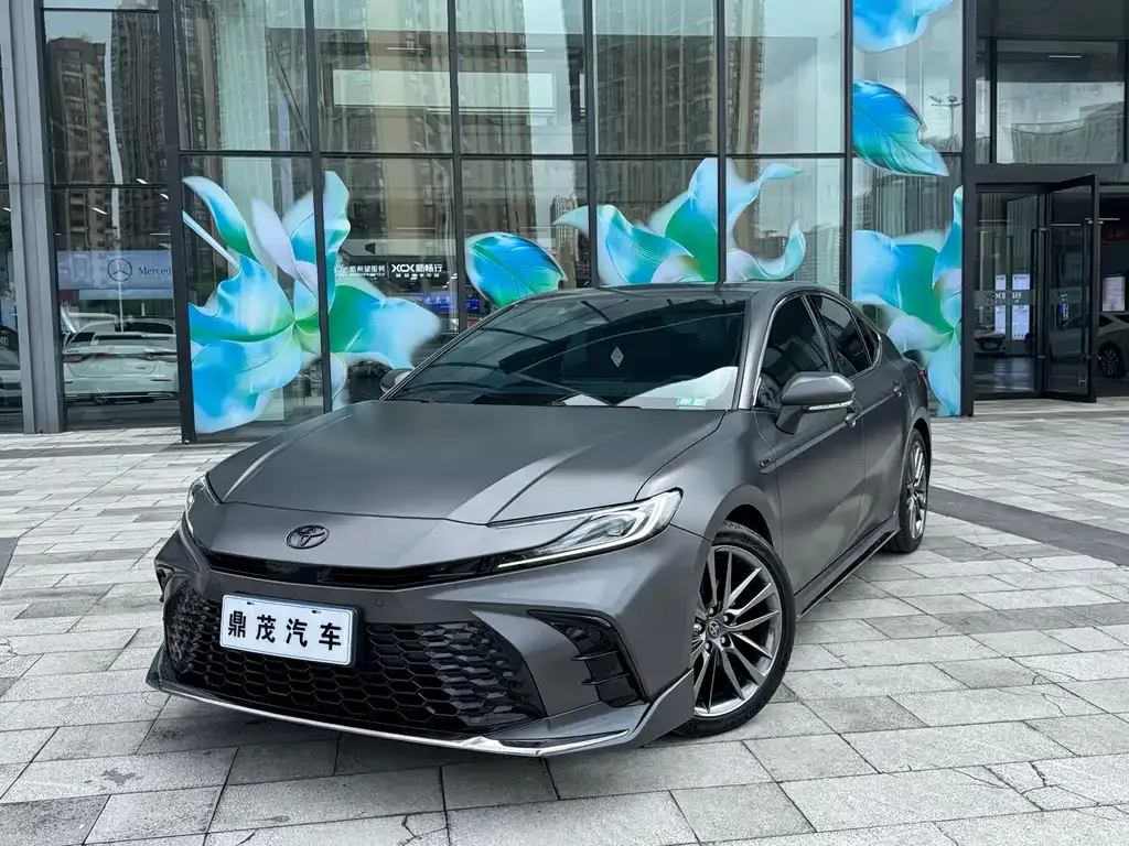 Toyota Camry — фото 1