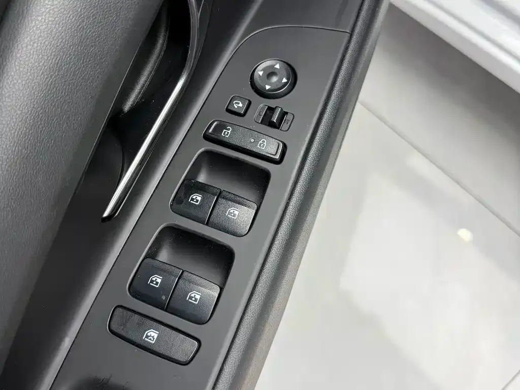 Hyundai Elantra — фото 10
