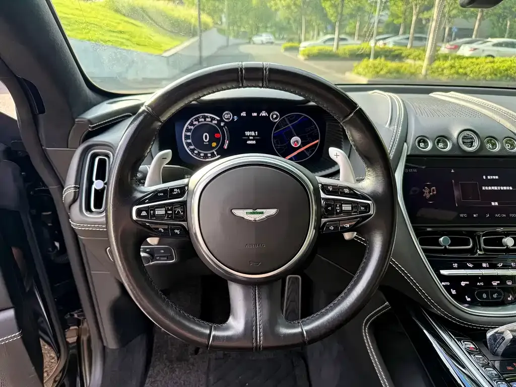 Aston Martin DBX — фото 5