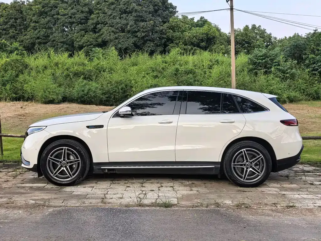 Mercedes-Benz EQC — фото 10