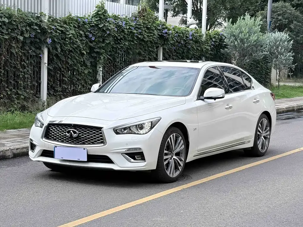 Infiniti Q50L — фото 1