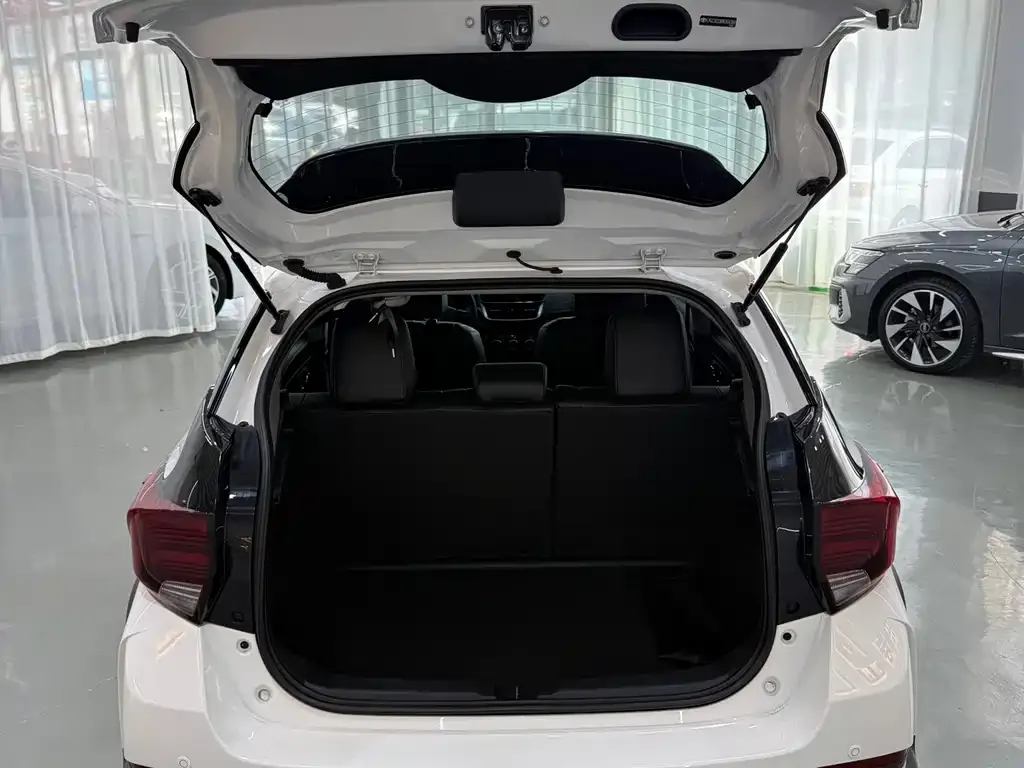 Toyota Yaris L — фото 2