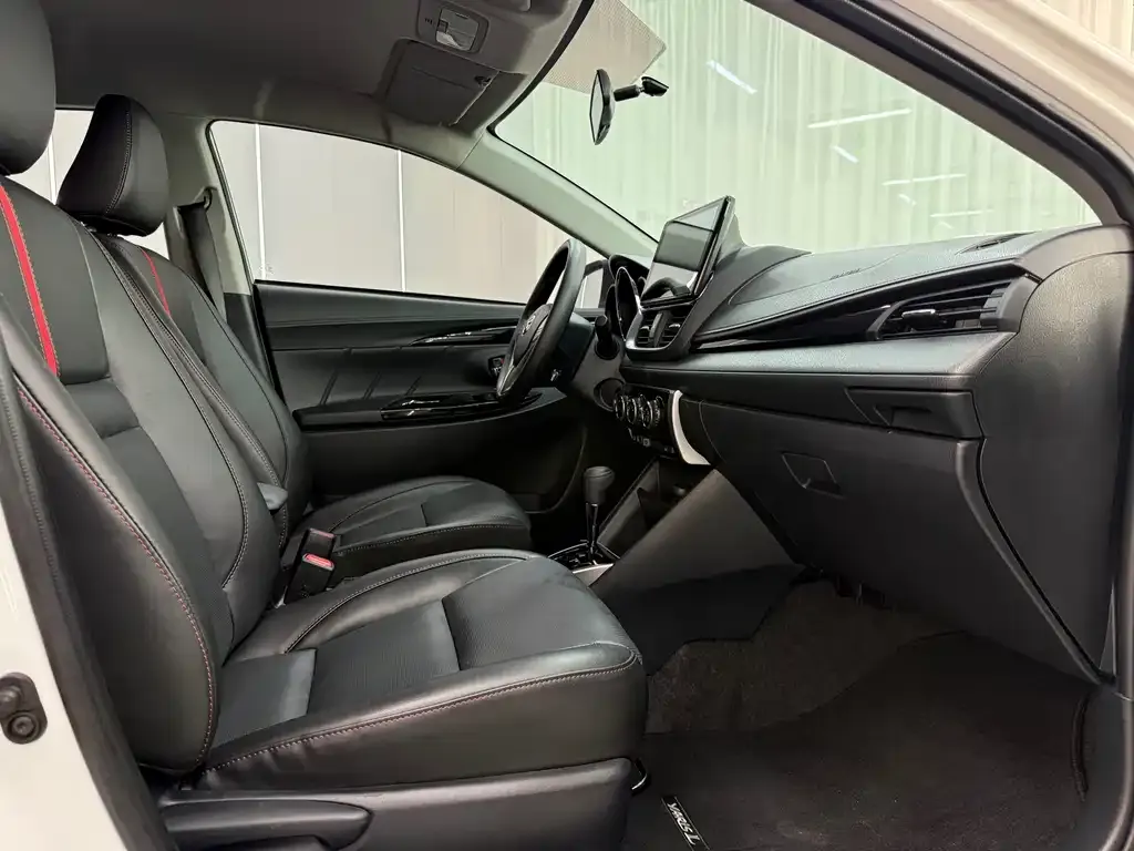 Toyota Yaris L — фото 10
