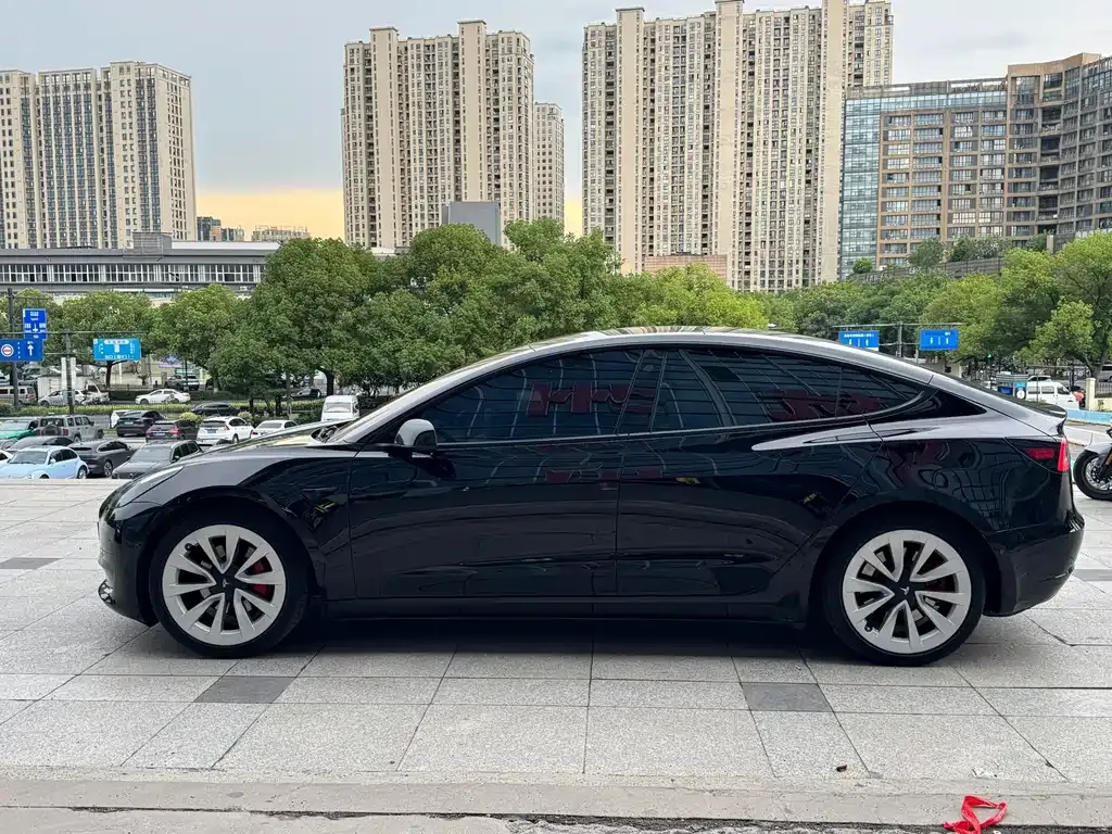 Tesla Model 3 — фото 5
