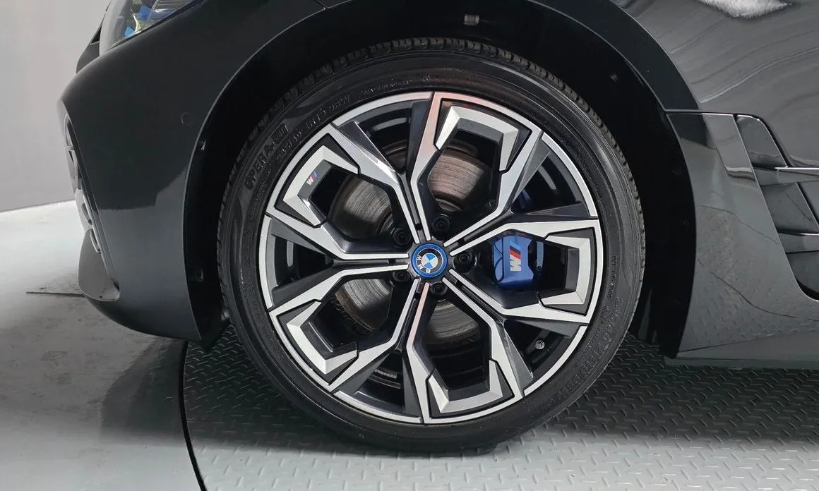 BMW i4 — фото 7