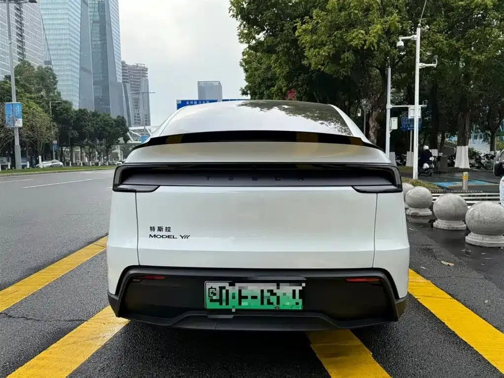 Tesla Model Y L — фото 10