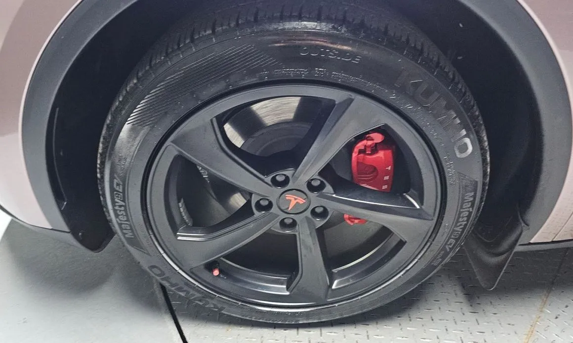 Tesla Model Y — фото 10