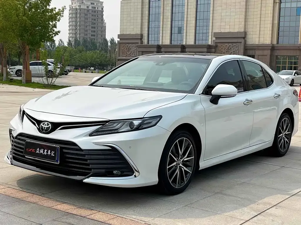 Toyota Camry — фото 1