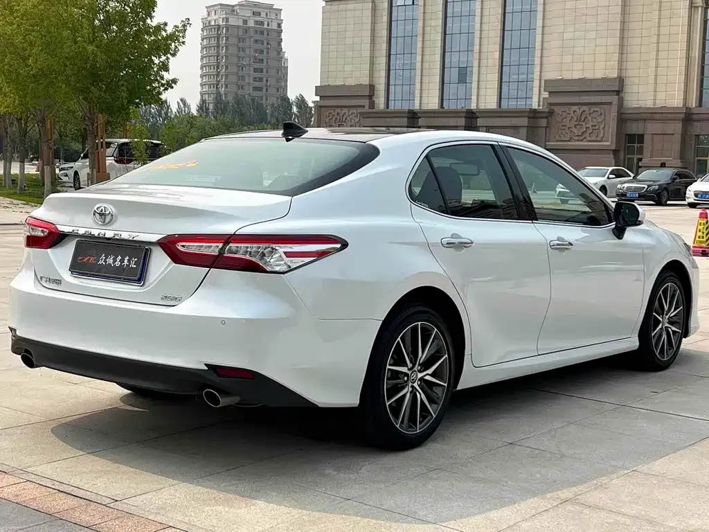 Toyota Camry — фото 6