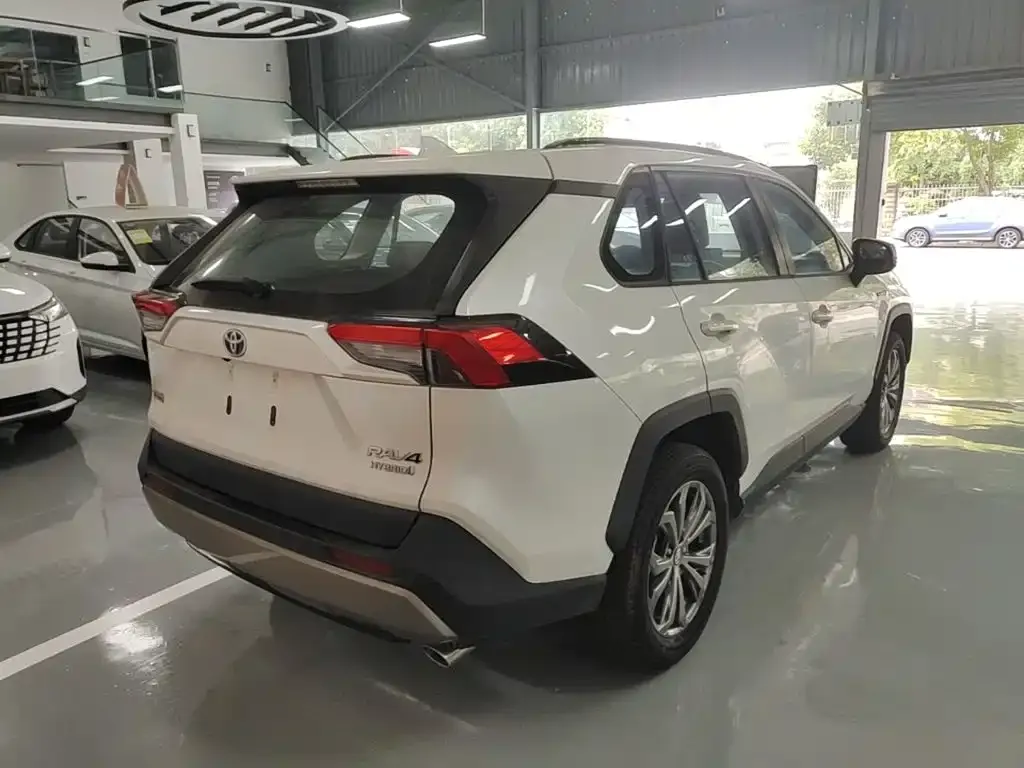 Toyota RAV4 — фото 10