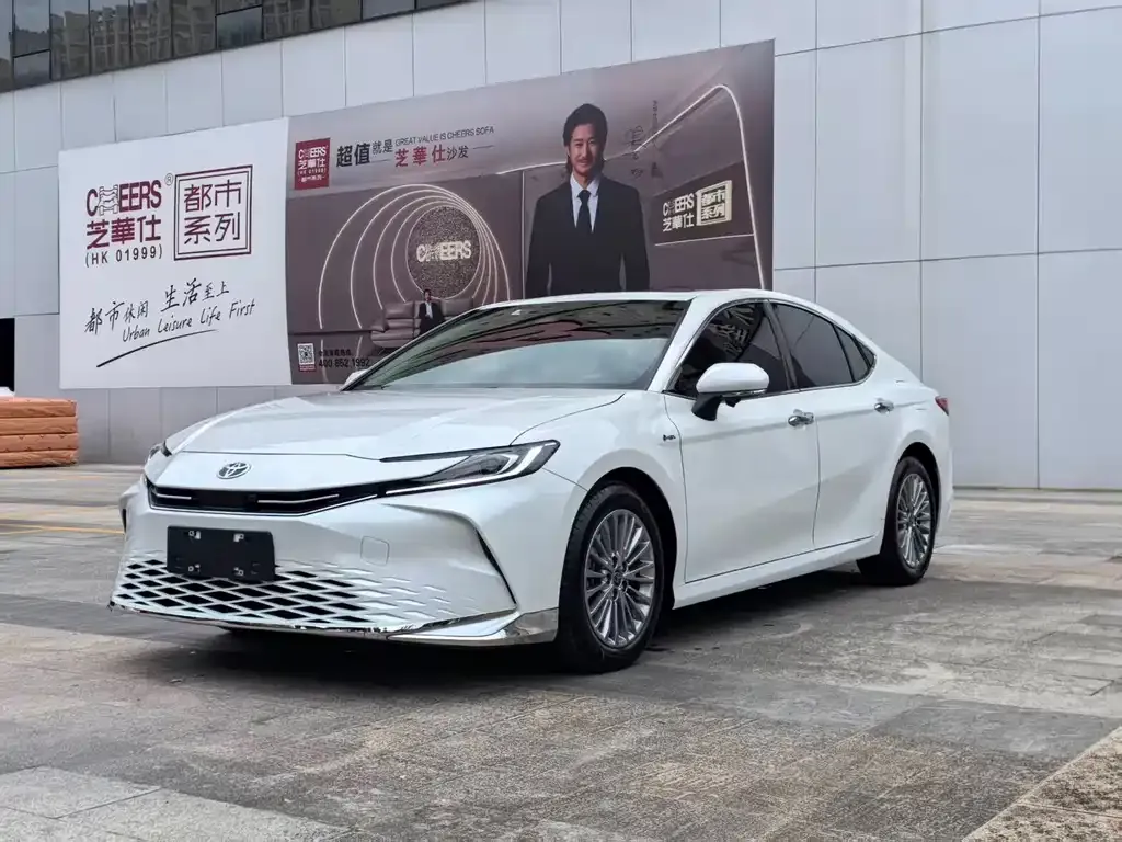 Toyota Camry — фото 1