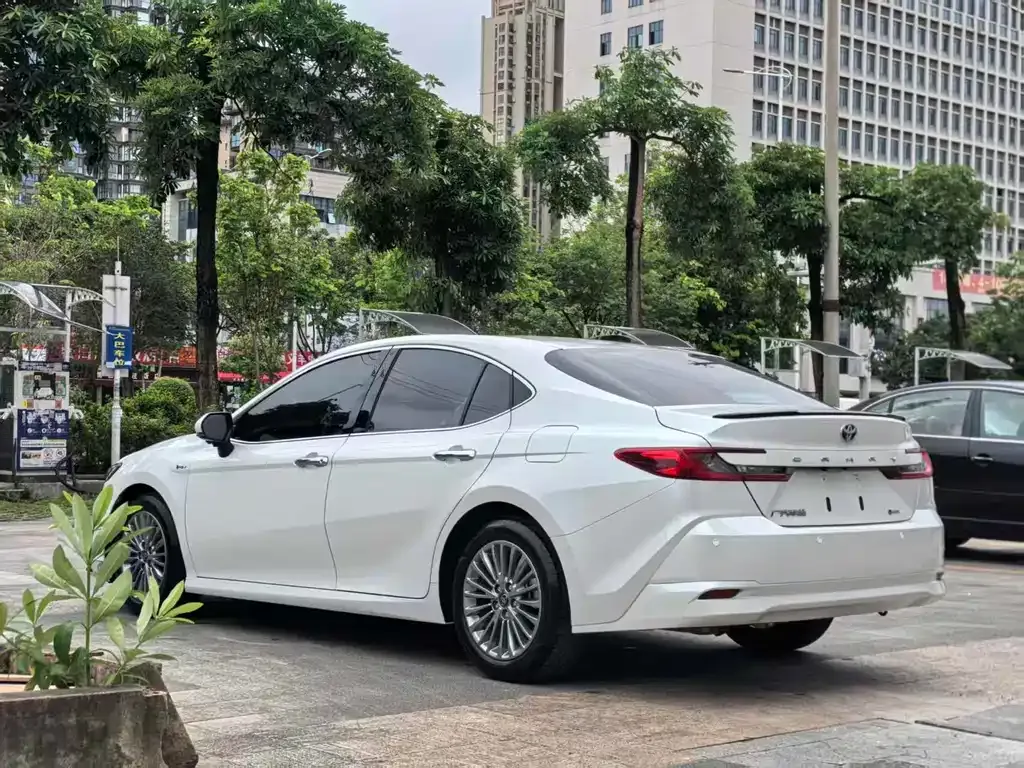 Toyota Camry — фото 10