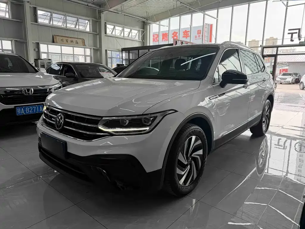 Volkswagen Tiguan L — фото 1