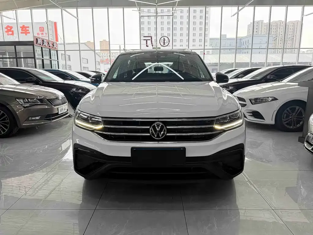 Volkswagen Tiguan L — фото 2