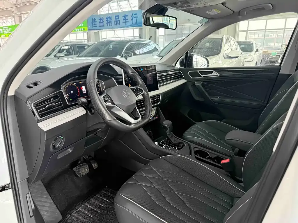 Volkswagen Tiguan L — фото 8