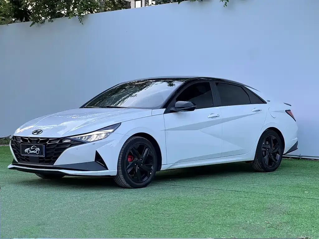 Hyundai Elantra — фото 1