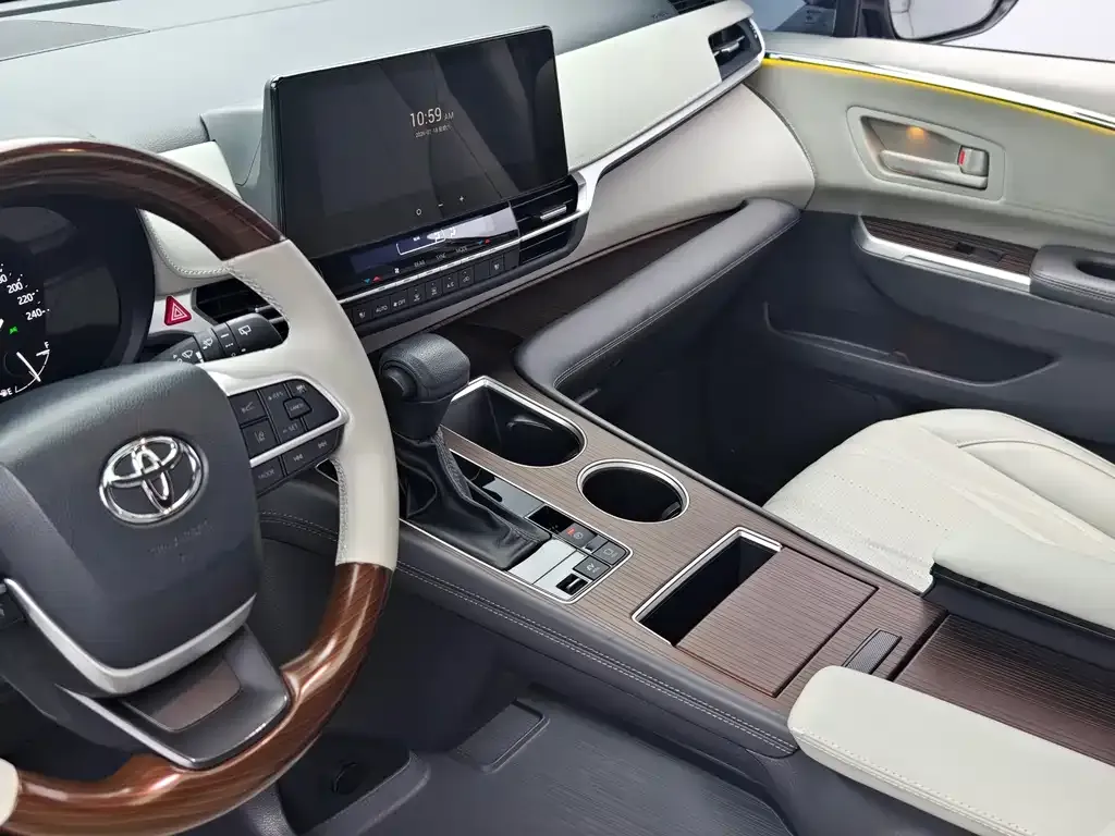 Toyota Sienna — фото 10