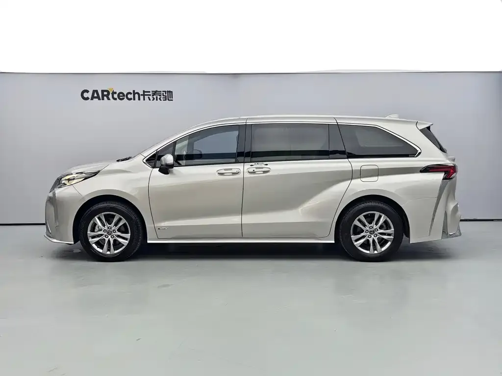 Toyota Sienna — фото 2