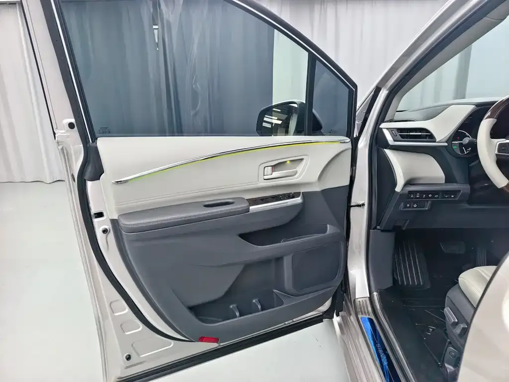 Toyota Sienna — фото 9