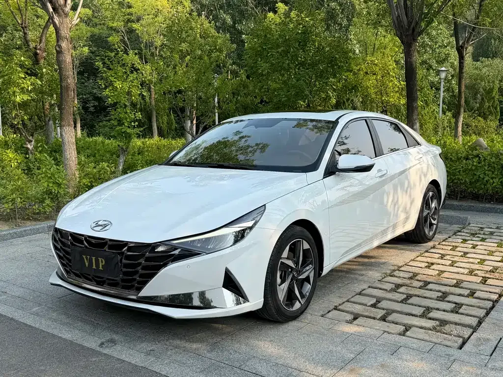 Hyundai Elantra — фото 1
