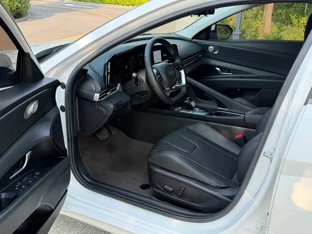 Hyundai Elantra — фото 4